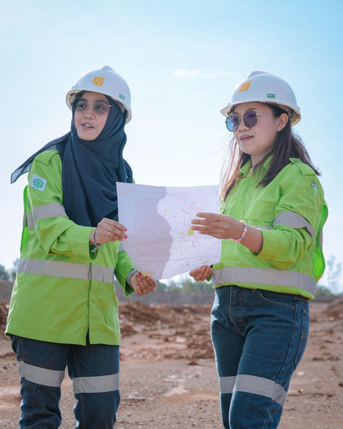 Esmar dan Mira, Srikandi Harita Nickel yang memimpin pengelolaan dan pemantauan air limpasan, untuk memastikan air yang dilepas ke badan lingkungan telah memenuhi baku mutu. Foto: Dok. Harita Nickel