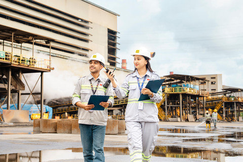 Claudia Kowaas, Srikandi Harita Nickel. Caludia dengan cermat menganalisis data dan memperkuat sistem manajemen K3 di Harita Nickel. Foto: Dok. Harita Nickel