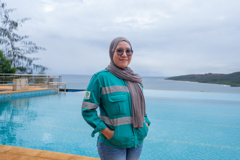 Putri Wulandari, Srikandi Harita Nickel yang memulihkan ekosistem dengan mengecek kualitas air laut dan mendokumentasikan kondisi ekosistem sebagai bagian dari pemantauan lingkungan. Foto: Dok. Harita Nickel