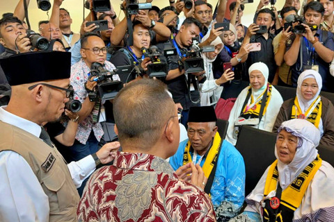 Wakil Ketua DPR Sufmi Dasco Ahmad, Menteri Haji dan Umrah Mochamad Irfan Yusuf, dan Wakil Menteri Haji dan Umrah Dahnil Anzar Simanjuntak saat menyapa para jemaah haji kloter 1 Banten di Bandara Soetta, Rabu (22/4/2026). Foto: Abid Raihan/kumparan