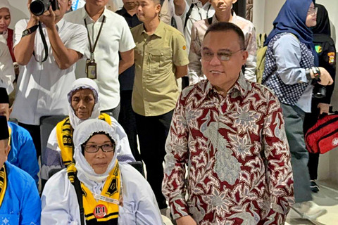 Wakil Ketua DPR Sufmi Dasco Ahmad, Menteri Haji dan Umrah Mochamad Irfan Yusuf, dan Wakil Menteri Haji dan Umrah Dahnil Anzar Simanjuntak saat menyapa para jemaah haji kloter 1 Banten di Bandara Soetta, Rabu (22/4/2026). Foto: Abid Raihan/kumparan
