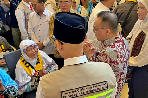 Wakil Ketua DPR Sufmi Dasco Ahmad, Menteri Haji dan Umrah Mochamad Irfan Yusuf, dan Wakil Menteri Haji dan Umrah Dahnil Anzar Simanjuntak saat menyapa para jemaah haji kloter 1 Banten di Bandara Soetta, Rabu (22/4/2026). Foto: Abid Raihan/kumparan