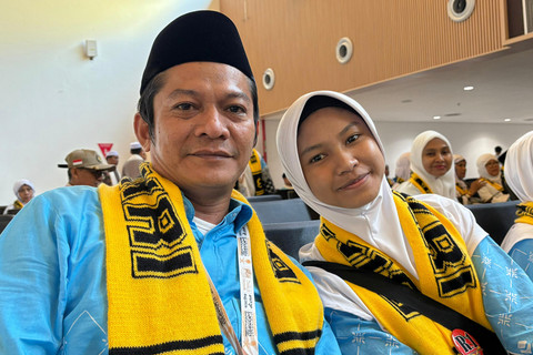 Jemaah haji asal Banten, Tommy Hartoyo (46) dan anaknya, Syafina Marwa saat akan berangkat ka Tanah Suci di Bandara Soetta pada Rabu (22/4/2026). Foto: Abid Raihan/kumparan