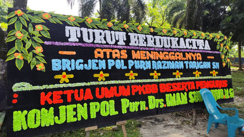Papan bunga duka cita atas meninggalnya mantan Wakapolda Metro Jaya, Brigjen Pol (Purn) Raziman Tarigan di tempat usahanya, Rabu (22/4/2026). Foto: Amar Marpaung/kumparan