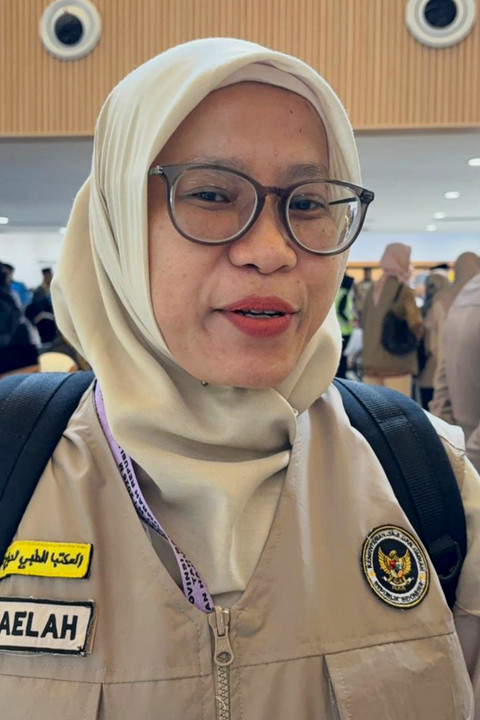 Petugas kesehatan haji, Siti Nurlaela saat menjelaskan kondisi salah satu jemaah, Masuah Marup Mawi (75) yang meminta pulang. Foto: Abid Raihan/kumparan