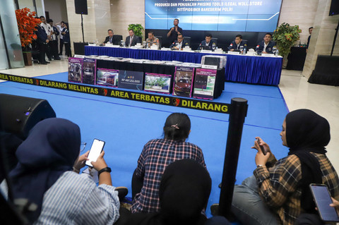 Direktorat Tindak Pidana Sumber (Dittipidsiber) Bareskrim Polri menggelar konferensi pers terkait pengungkapan produksi dan penjualan perangkat lunak ilegal Gedung Awaloedin Djamin Bareskrim Polri, Jakarta, Rabu (22/4/2026). Foto: Iqbal Firdaus/kumparan