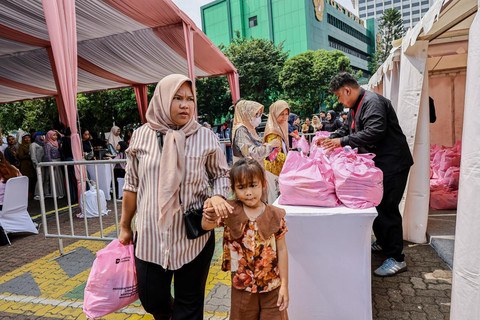Warga penerima paket sembako dari Pertamina dalam peringatan Hari Kartini di Kantor Pusat Pertamina, Jakarta, pada Senin (21/4). Foto: Dok. Pertamina