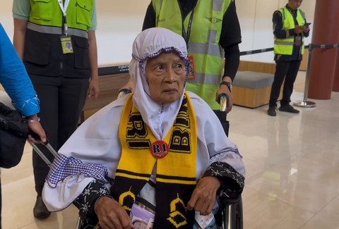 Masuah Marup Mawi (75), jemaah haji asal Banten yang mengidap demensia dan meminta pulang saat mau diberangkatkan di Bandara Soetta, Rabu (22/4/2026). Foto: Abid Raihan/kumparan