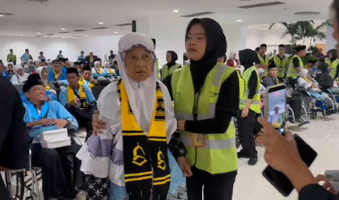 Masuah Marup Mawi (75), jemaah haji asal Banten yang mengidap demensia dan meminta pulang saat mau diberangkatkan di Bandara Soetta, Rabu (22/4/2026). Foto: Abid Raihan/kumparan