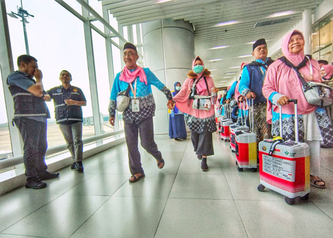 Keberangkatan jemaah haji asal Indramayu di Bandara Kertajati, Rabu (22/4/2026). Foto: kumparan
