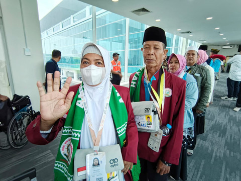 Keberangkatan jemaah haji asal Indramayu di Bandara Kertajati, Rabu (22/4/2026). Foto: kumparan