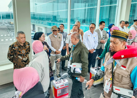Menteri Perhubungan (Menhub) Dudy Purwagandhi melepas keberangkatan jemaah haji asal Kabupaten Indramayu di Bandara Internasional Jawa Barat (BIJB) Kertajati, Rabu (22/4/2026). Foto: kumparan