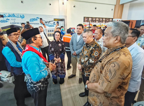 Menteri Perhubungan (Menhub) Dudy Purwagandhi melepas keberangkatan jemaah haji asal Kabupaten Indramayu di Bandara Internasional Jawa Barat (BIJB) Kertajati, Rabu (22/4/2026). Foto: kumparan