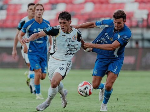 PSIM Yogyakarta melawan Persija Jakarta pada pertandingan Super League di Stadion Kapten I Wayan Dipta, Gianyar, Bali, Rabu (22/4/2026). Foto: Instagram/@persija