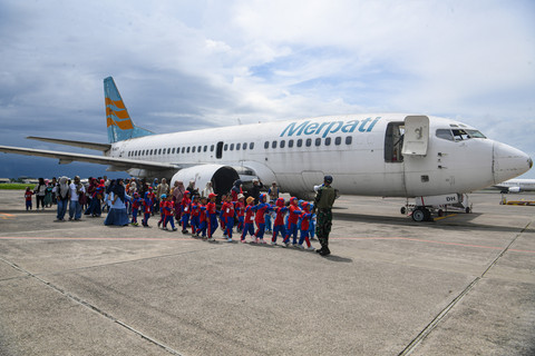 Sejumlah siswa Taman Kanak-Kanak (TK) mengamati pesawat komersial Merpati Airlines saat melakukan kunjungan ke Museum Puspenerbal di Bandara Juanda, Sidoarjo, Jawa Timur, Rabu (22/4/2026). Foto: Muhammad Adimaja/ANTARA FOTO