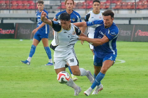 Pemain Persija Jakarta Eksel Runtukahu berebut bola dengan pemain PSIM Yogyakarta Jop van der Avert pada pertandingan Super League di Stadion Kapten I Wayan Dipta, Gianyar, Bali, Rabu (22/4/2026). Foto: Nyoman Hendra Wibowo/ANTARA FOTO