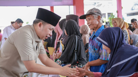 Bupati Jember, Muhammad Fawait saat menyapa warga. Foto: Dok. Pemkab Jember