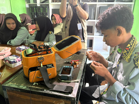 Sejumlah siswa SMK yang sedang menjalani pelatihan untuk menjadi teknisi jaringan internet dalam program Telko Hub Komdigi di Desa Setanggor, Kabupaten Lombok pada Rabu (23/4/2026). Foto: Ryan Iqbal/kumparan