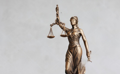 Patung Dewi Keadilan Themis. Sumber: My July/shutterstock.com