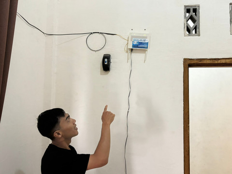 Nasrullah (30), salah warga yang menerima internet dari Komdigi dan menjadi afiliator di Desa Jeruk Manis, Kabupaten Lombok Timur pada Rabu (22/4/2026). Foto: Ryan Iqbal/kumparan