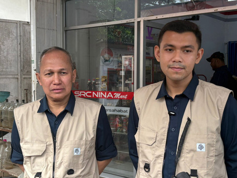 Direktur Akselerasi Infrastruktur Digital Komdigi, Mulyadi dan Staf Khusus Menteri Komdigi, Alfreni Kautsar Ramadhan saat memberikan keterangan pers di Desa Jeruk Manis, Kabupaten Lombok Timur, Rabu (22/4/2026). Foto: Ryan Iqbal/kumparan