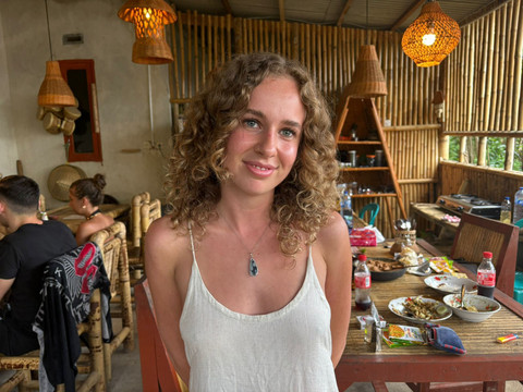 Yana (23), salah satu WNA dari Belgia yang sedang menginap di home stay milik Rahma di Desa Jeruk Manis, Kabupaten Lombok Timur, Rabu (22/4/2026). Foto: Ryan Iqbal/kumparan