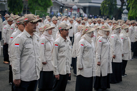 Para Petugas Penyelenggara Ibadah Haji (PPIH) Arab Saudi Daerah Kerja (Daker) Makkah mengikuti upacara pemberangkatan di Asrama Haji Pondok Gede, Jakarta, Kamis (23/4/2026). Foto: Jamal Ramadhan/kumparan