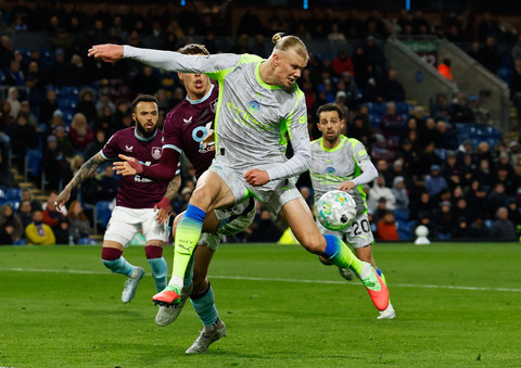 Erling Haaland dari Manchester City beraksi dengan Maxime Esteve dari Burnley pada pertandingan Liga Inggris antara Burnley vs Manchester City di Turf Moor, Burnley, Kamis (23/4/2026). Foto: Jason Cairnduff/REUTERS