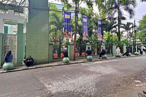 Sejumlah orang tua tampak menunggu di sekitar area kampus saat anaknya mengikuti pelaksanaan SNBT 2026 di Universitas Pembangunan Nasional Veteran Jakarta (UPNVJ), Kampus Pondok Labu, Jakarta Selatan, Kamis (23/4/2026). Foto: Jeni Ritanti/kumparan