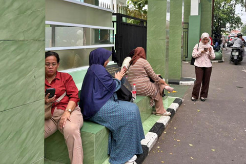 Sejumlah orang tua tampak menunggu di sekitar area kampus saat anaknya mengikuti pelaksanaan SNBT 2026 di Universitas Pembangunan Nasional Veteran Jakarta (UPNVJ), Kampus Pondok Labu, Jakarta Selatan, Kamis (23/4/2026). Foto: Jeni Ritanti/kumparan