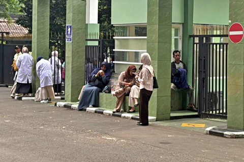 Sejumlah orang tua tampak menunggu di sekitar area kampus saat anaknya mengikuti pelaksanaan SNBT 2026 di Universitas Pembangunan Nasional Veteran Jakarta (UPNVJ), Kampus Pondok Labu, Jakarta Selatan, Kamis (23/4/2026). Foto: Jeni Ritanti/kumparan