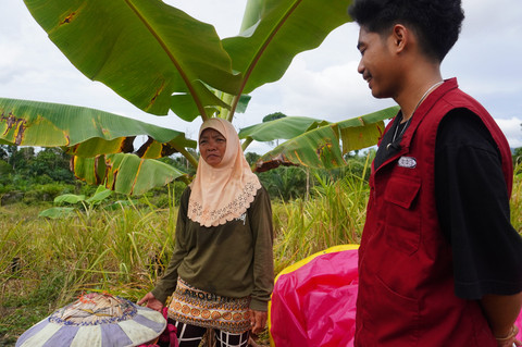 Potret Nenek Santi, tokoh Suku Dayak Lebo, bersama penulis, merepresentasikan kedekatan generasi dalam menjaga tradisi panen dan nilai budaya yang diwariskan turun-temurun. Foto: Dokumentasi pribadi
