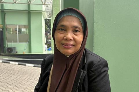 Suryati (52), salah satu orang tua peserta yang tengah menunggu anaknya mengikuti pelaksanaan SNBT 2026 di Universitas Pembangunan Nasional Veteran Jakarta (UPNVJ), Kampus Pondok Labu, Jakarta Selatan, Kamis (23/4/2026). Foto: Jeni Ritanti/kumparan