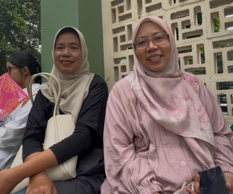 Anita Tanjung (56) dan Evi Yuniasari (50), orang tua peserta Seleksi Nasional Berdasarkan Tes (SNBT) 2026 di Universitas Pembangunan Nasional Veteran Jakarta (UPNVJ), Kampus Pondok Labu, Jakarta Selatan, Kamis (23/4/2026). Foto: Jeni Ritanti/kumparan