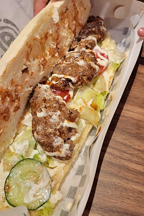 Odadog paus jumbo Aldi's Hotdog, Pondok Pinang, Jakarta. Foto: Azalia Amadea/kumparan