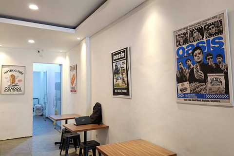 Suasana di Aldi's Hotdog, Pondok Pinang, Jakarta. Foto: Azalia Amadea/kumparan