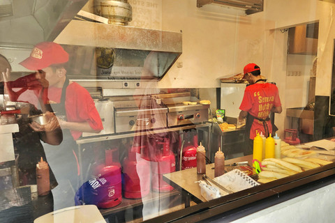 Suasana di Aldi's Hotdog, Pondok Pinang, Jakarta. Foto: Azalia Amadea/kumparan