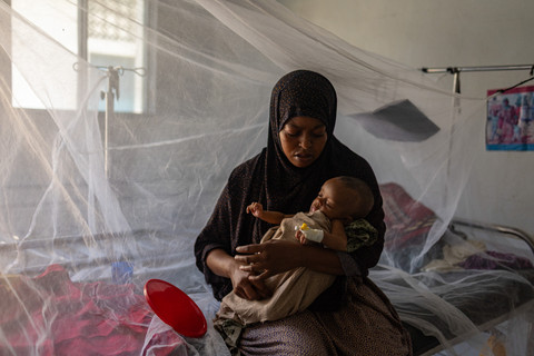 Seorang wanita Somalia yang baru saja mengungsi menggendong bayinya yang sangat kekurangan gizi di Kismayo, Somalia, Rabu (22/4/2026). Foto: SIMON MAINA/AFP