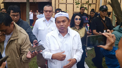 Gubernur Jawa Barat, Dedi Mulyadi, usai Temu Industri dalam Kerangka Pengembangan Industri Inklusif, Berdaya Saing, dan Berkelanjutan di Gedung Pakuan, Kota Bandung pada Kamis (23/4/2026). Foto: Abisatya/kumparan
