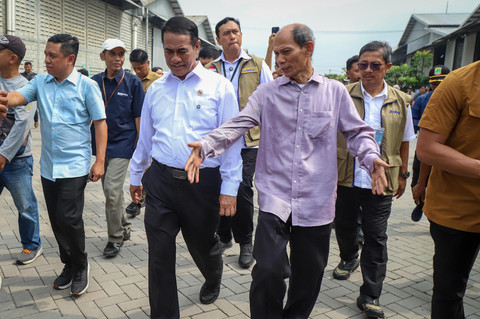 Menteri Pertanian RI Amran Sulaiman didampingi Kepala Bulog Ahmad Rizal Ramdhani melakukan sidak pengecekan stok beras di Gudang Beras Bulog, Karawang, Jawa Barat, Kamis (23/4/2026). Foto: Iqbal Firdaus/kumparan