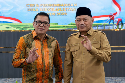 Executive Vice President External Relations Harita Nickel Latif Supriadi dan Wakil Gubernur Maluku Utara Sarbin Sehe di acara ajang CSR dan Pengembangan Desa Berkelanjutan (PDB) Awards 2026. Foto: Dok. Harita Nickel