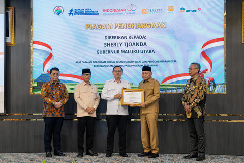 Wagub Maluku Utara, Sarbin Sehe menerima penghargaan CSR dan PBD Awards 2026 pada program penguatan sektor pertanian berbasis desa dari Kemendes PDT, di Jakarta, Selasa (21/4/2026). Foto: Dok. Harita Nickel