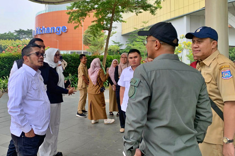 Pansus Rancangan Peraturan Daerah (Raperda) Rencana Tata Ruang Wilayah DPRD Kota Tangerang Selatan melakukan inspeksi lapangan ke lima titik lokasi terkait penataan ruang wilayah dan persoalan lingkungan. Foto: Dok. DPRD Tangsel