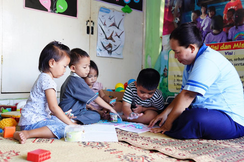 Nasabah PNM Mekaar, Anastasia Puji Astuti, saat mendampingi anak-anak di lingkungan sekitar. Foto: Dok. PNM
