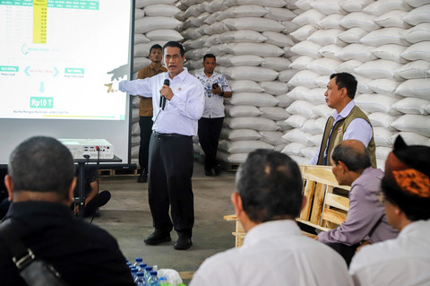 Menteri Pertanian RI Amran Sulaiman dan Dirut Perum Bulog Ahmad Rizal Ramdhani berdiskusi dengan para pengamatan ekonomi, akademisi dan pimpinan media usai mengecek stok beras di Gudang Bulog, Karawang, Jawa Barat, Kamis (23/4/2026). Foto: Iqbal Firdaus/kumparan
