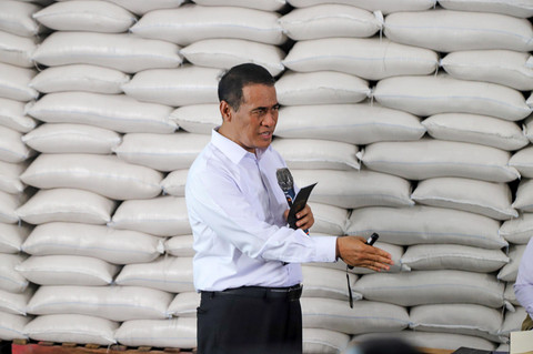 Menteri Pertanian RI Amran Sulaiman dan Dirut Perum Bulog Ahmad Rizal Ramdhani berdiskusi dengan para pengamatan ekonomi, akademisi dan pimpinan media usai mengecek stok beras di Gudang Bulog, Karawang, Jawa Barat, Kamis (23/4/2026). Foto: Iqbal Firdaus/kumparan