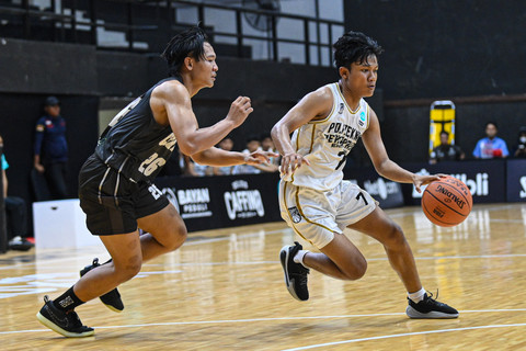 Campus League Basket Putra - Grup A, Universitas Ciputra vs Politeknik Perkapalan Negeri Surabaya di GOR Unesa, Rabu (22/4). Foto: Campus League