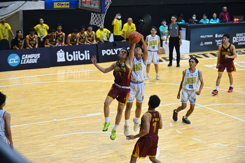 Campus League Basket Putra - Grup D, Institut Teknologi Sepuluh November (ITS) vs Universitas Wijaya Kusuma Surabaya (UWKS) di GOR Unesa, Rabu (22/4). Foto: Campus League