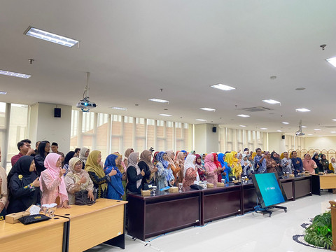 Para peserta berfoto bersama usai Launching dan bedah buku "Syarah Risalah Perempuan Berkemajuan". Foto: Pandangan Jogja/Gracetika JP