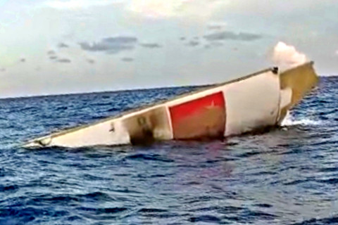 Puing mengapung di perairan Kepulauan Anambas. Foto: Dok. Istimewa